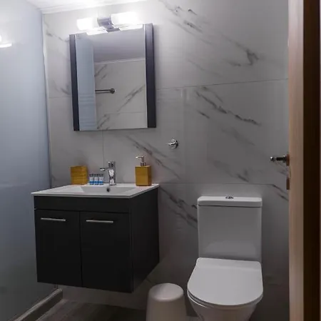 Adorable 2 Bedroom Close To Ancient Center Apartment *